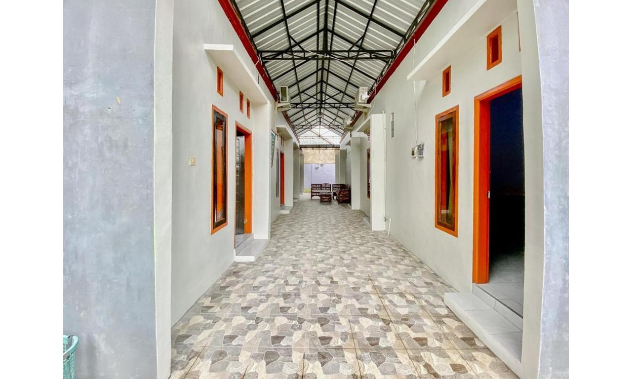 Griya Asri Syariah Mitra Reddoorz Hotel Rogojampi Exterior foto